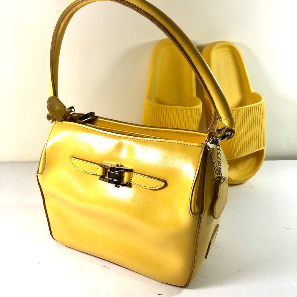 Women vegan leather shoulder bag in EUC